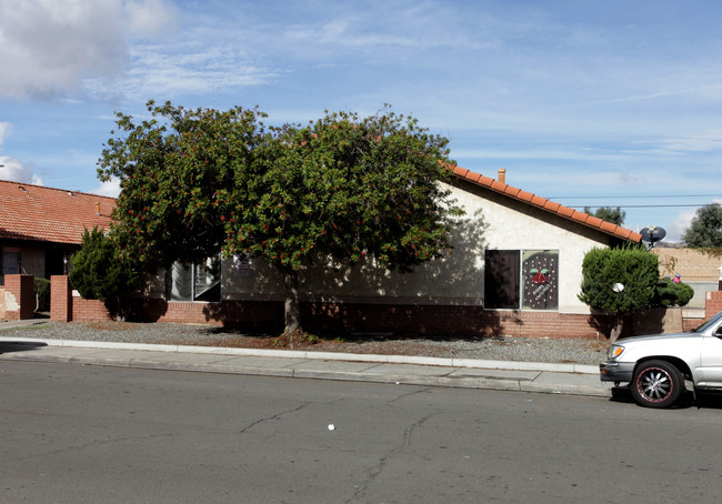 24390 Postal Ave in Moreno Valley, CA - Foto de edificio - Building Photo