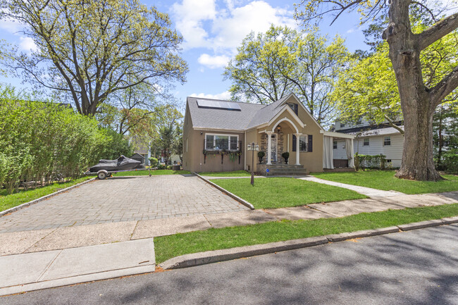 132 Stuyvesant Rd in Teaneck, NJ - Building Photo - Building Photo
