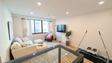 350 Revere Beach Blvd, Unit 2-2U in Revere, MA - Foto de edificio - Building Photo