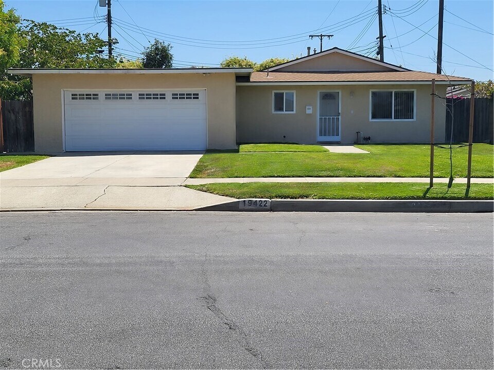19422 Waterbury Ln in Huntington Beach, CA - Building Photo