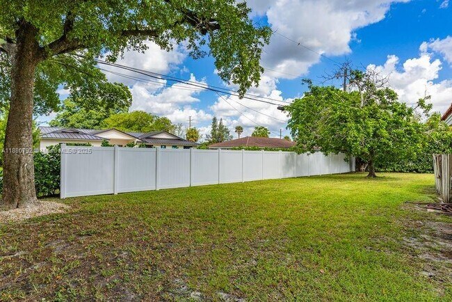 6895 Pinehurst Dr in Hialeah, FL - Building Photo - Building Photo