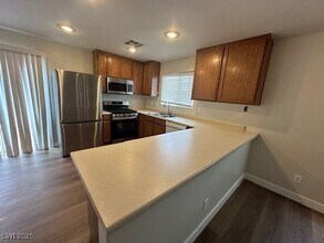 5255 Broadlake Ln in Las Vegas, NV - Building Photo - Building Photo
