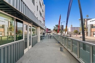 5750 Hollywood Blvd, Unit 232 in Los Angeles, CA - Building Photo - Building Photo