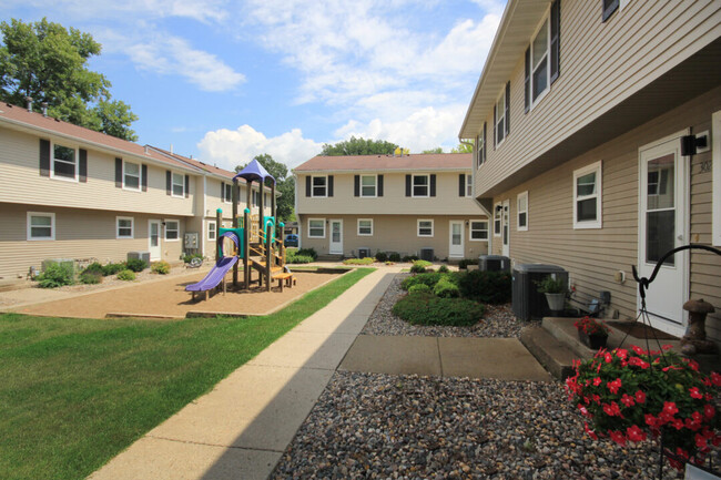 Cascade Apartments in Fergus Falls, MN - Building Photo - Building Photo