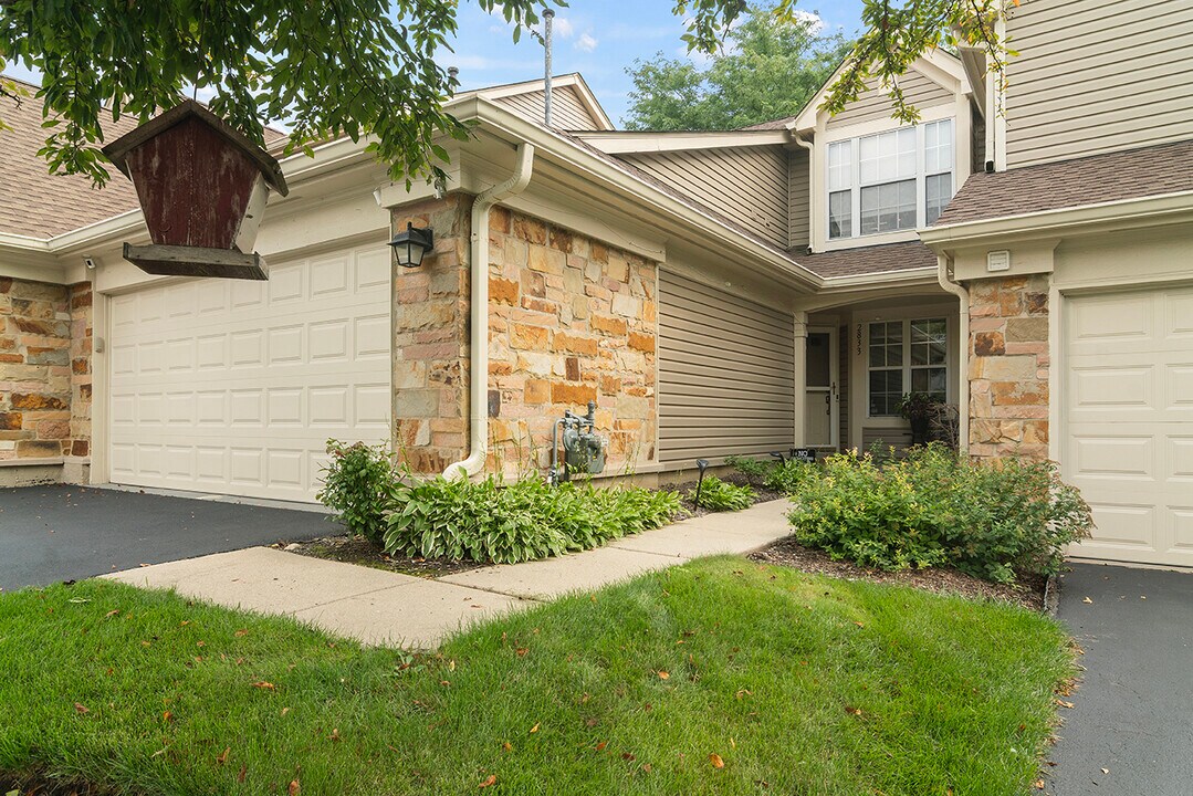 2833 Belle Ln in Schaumburg, IL - Foto de edificio