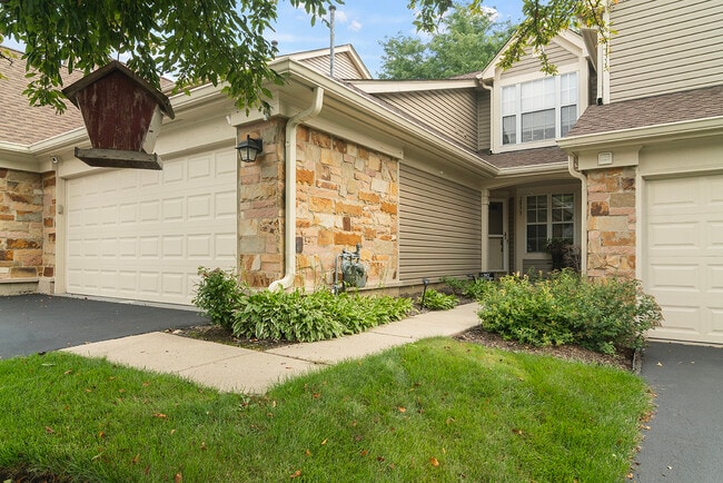 property at 2833 Belle Ln