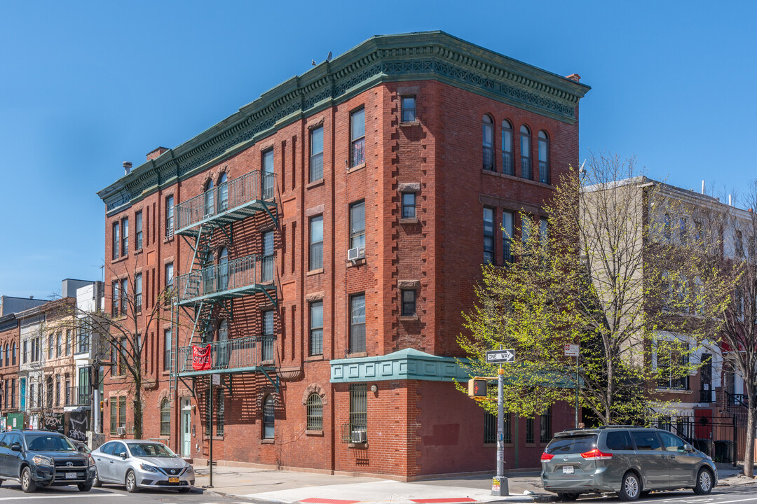 326 Throop Avenue in New York, NY - Foto de edificio