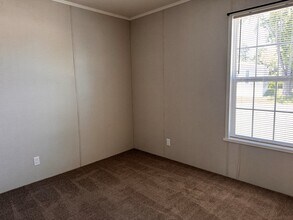 5201 Chantelle Dr in Flint, MI - Building Photo - Building Photo