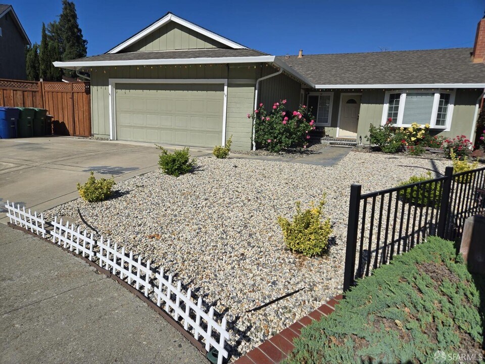 325 Goshen Ct in San Ramon, CA - Building Photo