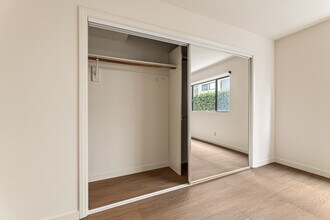 12011 Rochester Ave, Unit Unit 2 in Los Angeles, CA - Foto de edificio - Building Photo