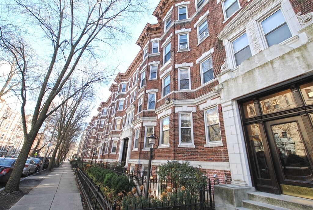 32 Queensberry St in Boston, MA - Building Photo