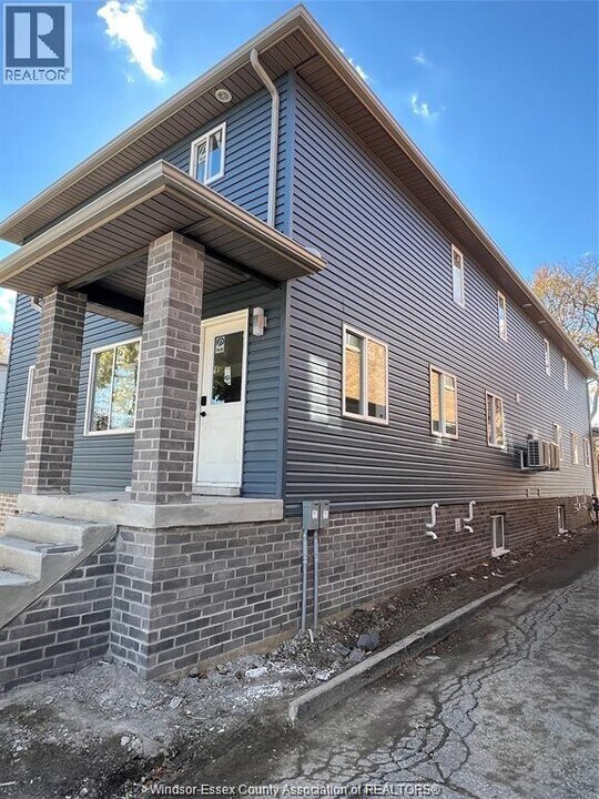 348 Campbell Ave in Windsor, ON - Building Photo