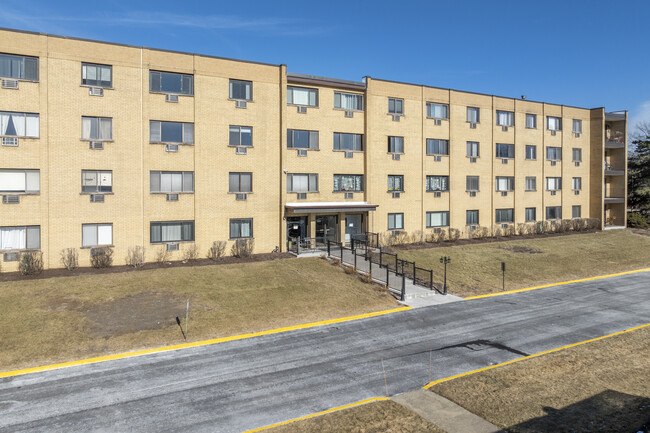 Country Club Condominiums in Countryside, IL - Building Photo - Building Photo