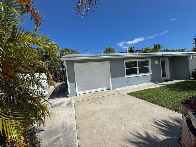 110 N Las Olas Dr in Jensen Beach, FL - Building Photo - Building Photo