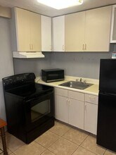 2406 Kuhio Ave., Unit Apt 105 in Honolulu, HI - Building Photo - Building Photo