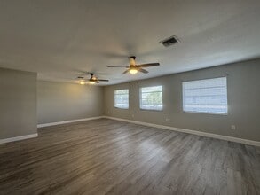 302 Parkside Dr in Venice, FL - Building Photo - Building Photo