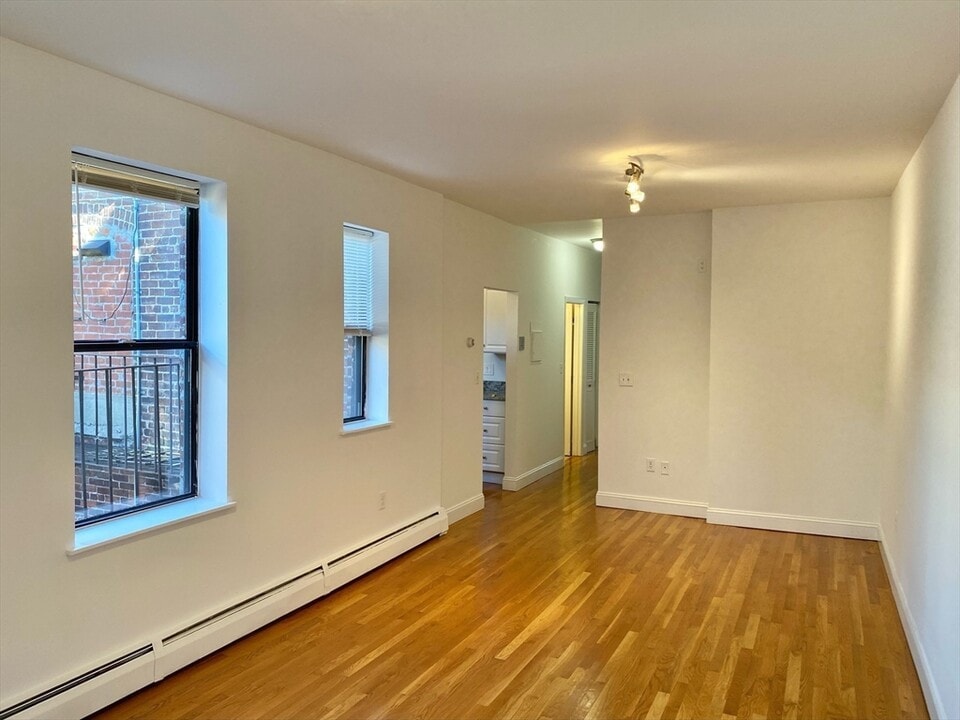 221 E Berkeley St, Unit 4 in Boston, MA - Building Photo