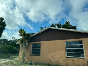 1014 57th Ave Dr E in Bradenton, FL - Building Photo - Building Photo