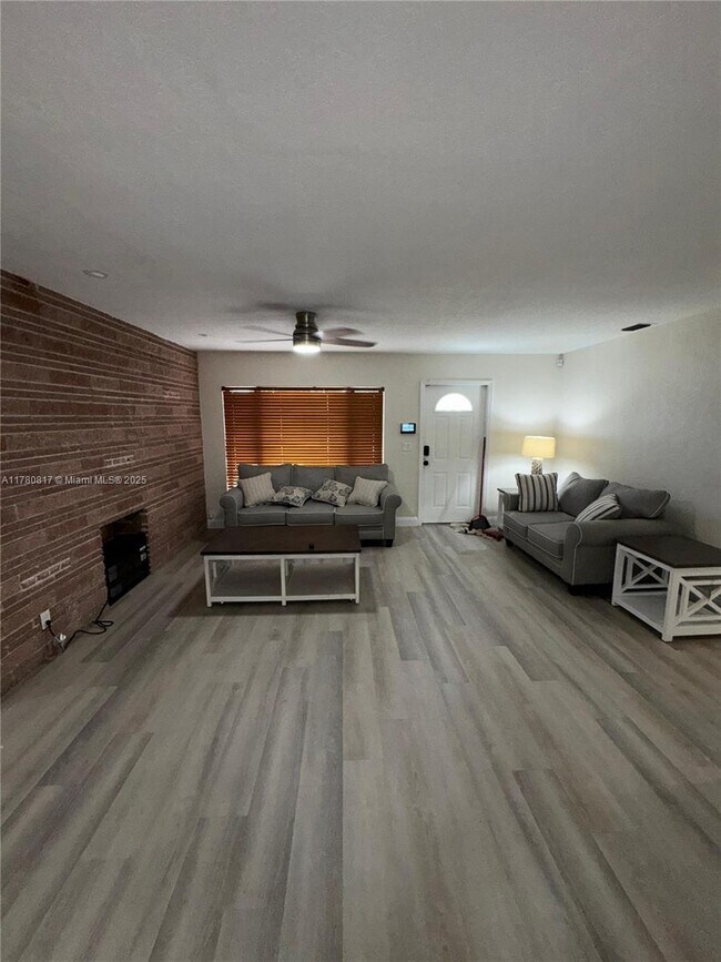 649 W Evanston Cir in Fort Lauderdale, FL - Building Photo - Building Photo