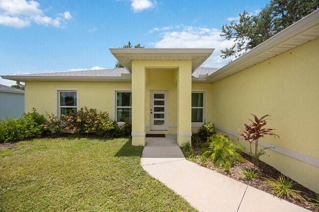 11247 Euler Ave in Englewood, FL - Building Photo - Building Photo