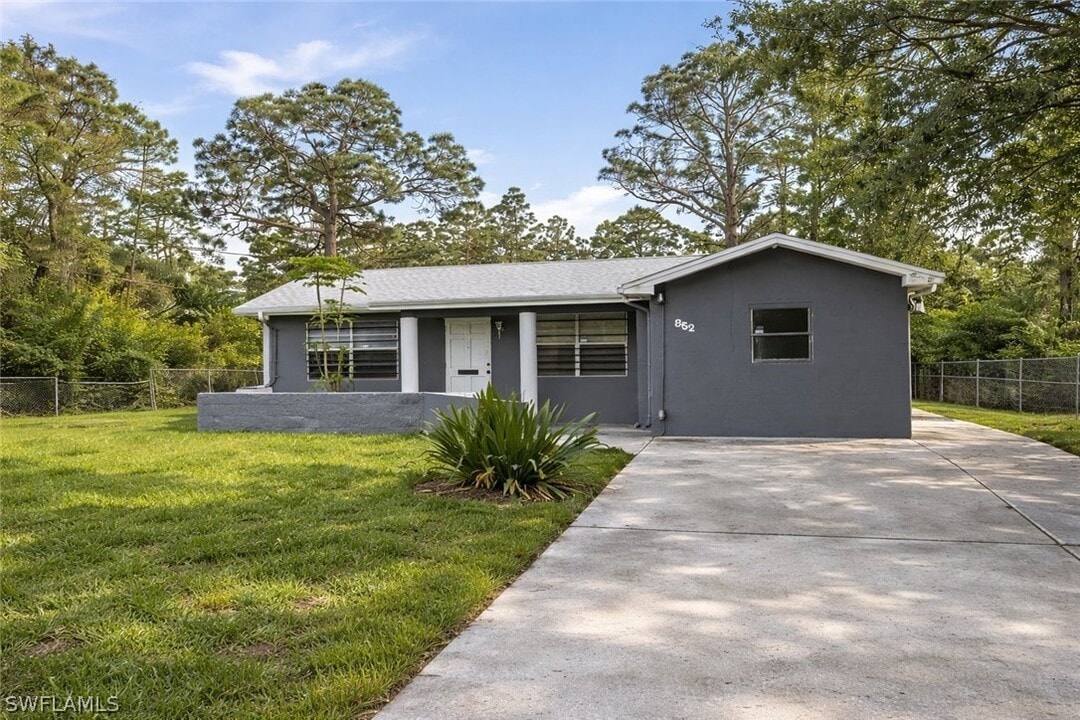 852 Ashland St E in Lehigh Acres, FL - Building Photo