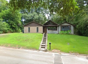 3210 Colonial Dr in Nacogdoches, TX - Building Photo