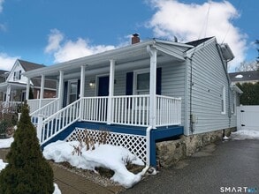 42 Wells Ave in Shelton, CT - Building Photo - Building Photo