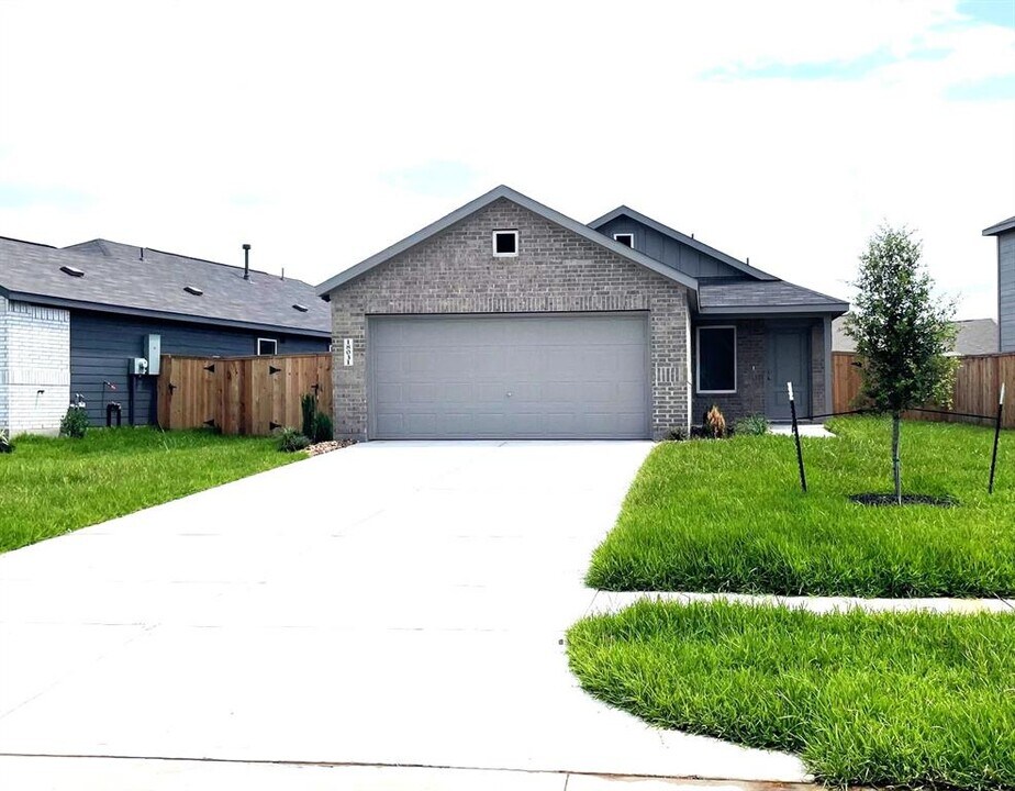 18031 Valle Cupa Ln in New Caney, TX - Building Photo