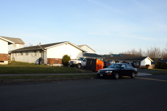 Village Maywood Apartments in Portland, OR - Building Photo - Building Photo