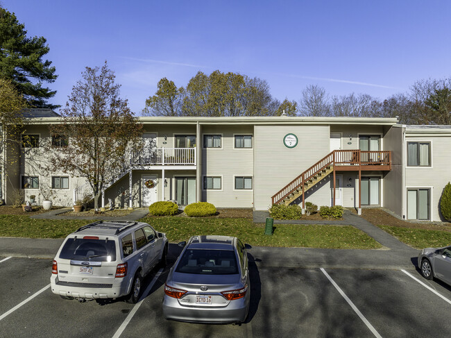 Boulders in Brockton, MA - Foto de edificio - Building Photo