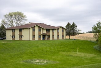 Spruce Place Apartments in Fergus Falls, MN - Foto de edificio - Building Photo