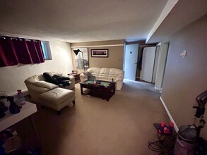 33 Westgate Rd, Unit 1 in Boston College, MA - Foto de edificio - Building Photo