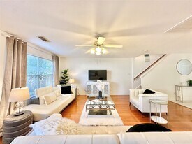 8223 Golf Green Cir in Houston, TX - Building Photo