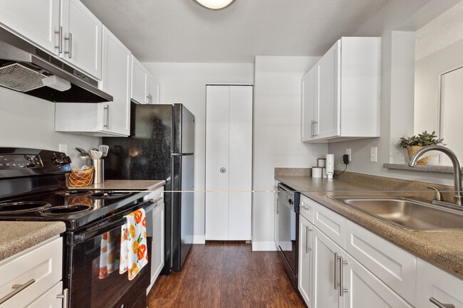 Cedar Crest in Beaverton, OR - Building Photo - Building Photo