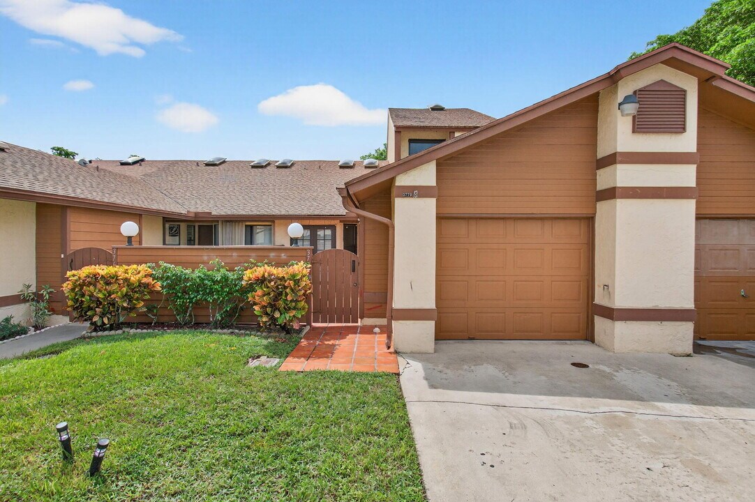 3770 Blue Ridge Rd in West Palm Beach, FL - Building Photo