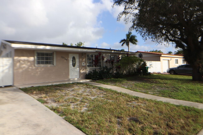 17045 NW 87th Ave in Hialeah, FL - Building Photo - Building Photo