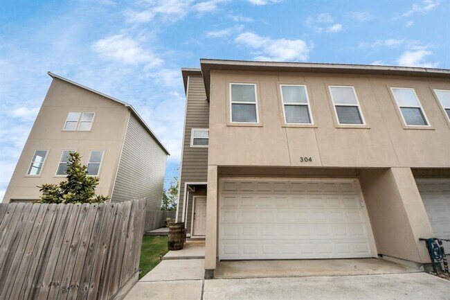 304 Felt Cir in Houston, TX - Building Photo - Building Photo