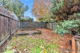 242 NE 61st Ave in Portland, OR - Building Photo - Building Photo