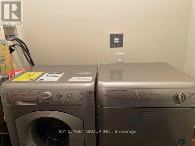 51 Hargrave Ln in Toronto, ON - Building Photo - Building Photo