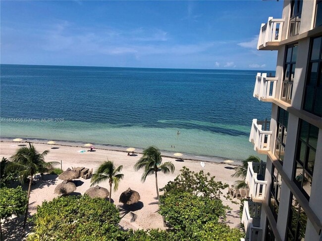 1111 Crandon Blvd in Key Biscayne, FL - Building Photo - Building Photo