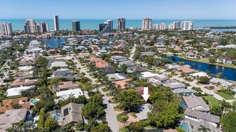 587 Parkwood Ln in Naples, FL - Building Photo