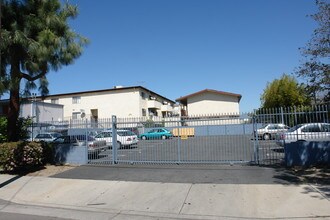 Castle Court in Van Nuys, CA - Building Photo - Building Photo