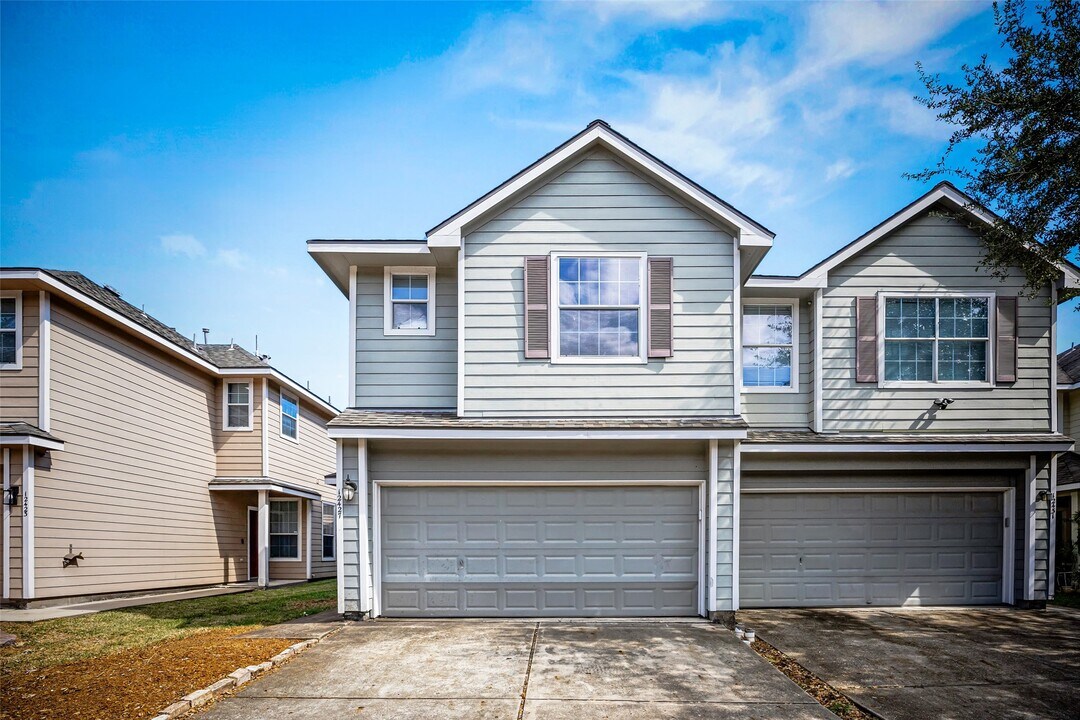 12427 Oriole Lake Way in Houston, TX - Building Photo