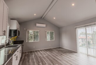 2191 Chestnut Ave in Long Beach, CA - Building Photo - Building Photo