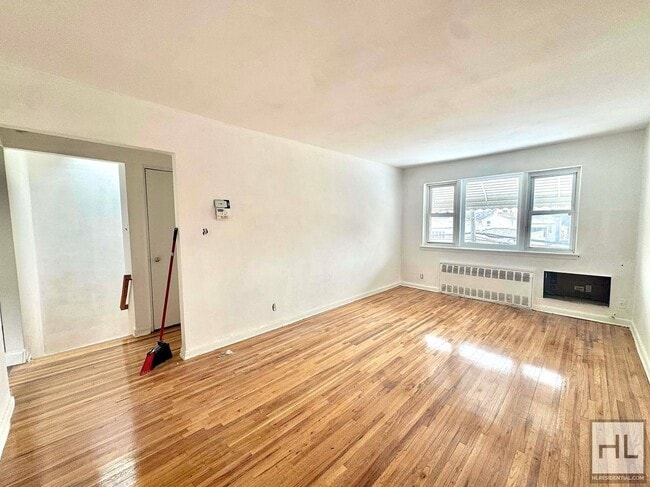 28 AVENUE, Unit 3 in Brooklyn, NY - Foto de edificio - Building Photo