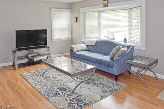 16 Manor Rd in Livingston, NJ - Building Photo - Building Photo