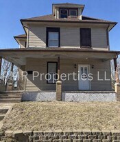 2102 S 9th St in St. Joseph, MO - Building Photo