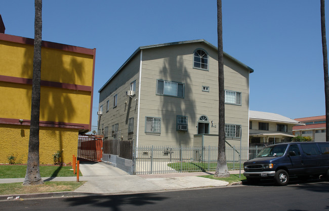 943 Menlo Ave in Los Angeles, CA - Building Photo - Building Photo