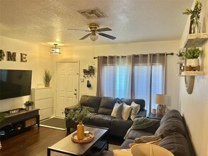 2435 Lake Woodberry Cir in Brandon, FL - Building Photo - Building Photo