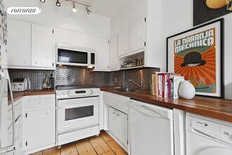 210 W 15th St in New York, NY - Building Photo - Building Photo